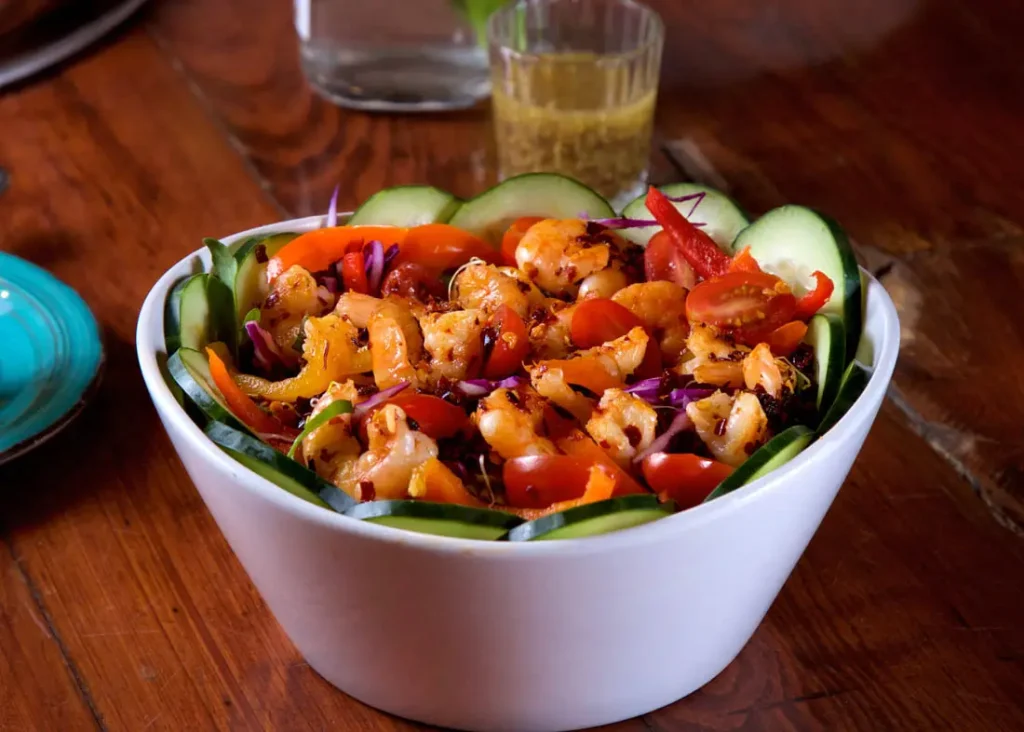 Ensalada del Golfo con camarones al ajillo, mezcla de lechugas frescas, arúgula, tomate cherry, pepino y arándanos en Green Bike Culiacán